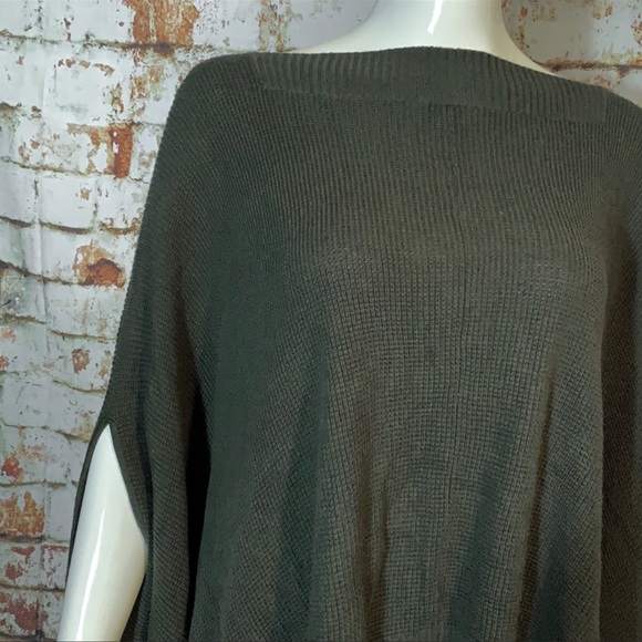 Lululemon Forward Flow Cape in Dark Olive - Picture 4 of 7